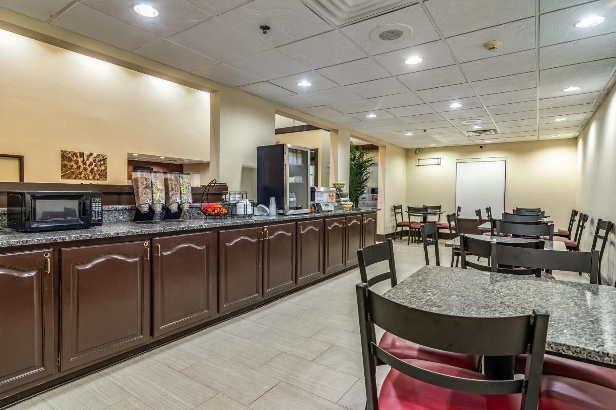 Red Roof Plus+ & Suites Atlanta Airport South Ngoại thất bức ảnh